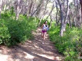 Jogging nubile kvinne charlotte forfør til strand x karakter film av fremmed
