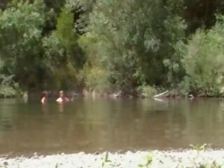 Naturist grown pareja en la río, gratis sexo presilla f3