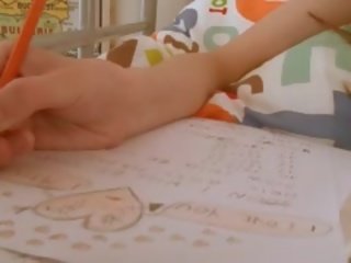 Jovem grávida babá fazendo cona dever de casa