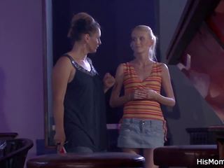 Bionda giovanissima e lesbain middle-aged beccato giocherellando: gratis sporco clip 3c