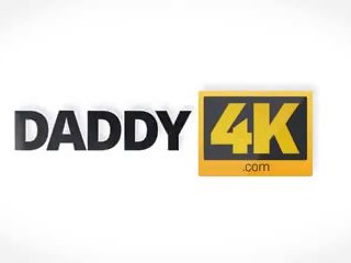 Daddy4k des doigts de rusé vieux compagnon produire jeune chatte