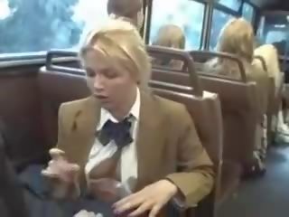 Cô gái tóc vàng đặc tính hút á châu chaps tinh ranh trên các xe buýt