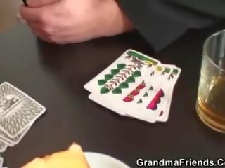 Nonnina giochi spogliarello poker poi prende raddoppiare .