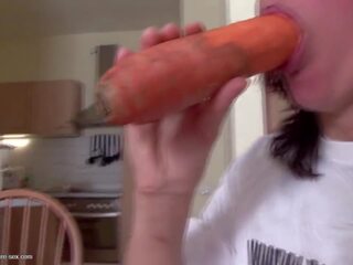 Người lớn mẹ fucks cô ấy twat với carrot và pissed trên