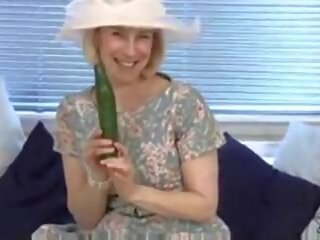 Marriageable maybahay fucks a pipino