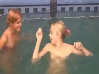 Seksi lezzies v na plavanje bazen