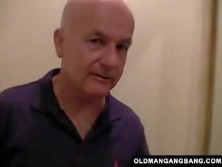 Jo zë: i vjetër burra dyshe qij enticing vajzë