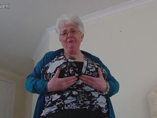 Groot breasted brits oma spelen met haarzelf: seks video- 53