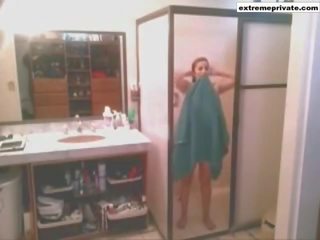 Mea mama în the bathoom unaware de spion aparat foto