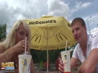 Poiminta ylös ikäinen tyttö sisään mcdonalds