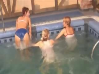 Sedusive lezboes v na plavanje bazen