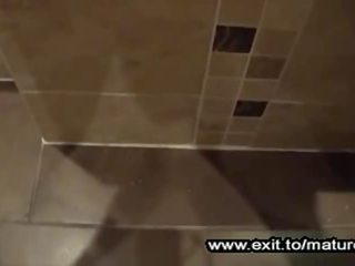 Mummi norah alkaen minnesota sisään kylpyhuone yksin