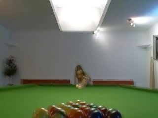 Dva lezzies masturbace na billiard