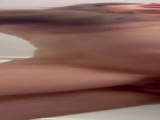 অসাধারণ পেশী নারী পায় হার্ডকোর কুকুরের শৈলী দ্বারা একটি শিলা কঠিন খাদ