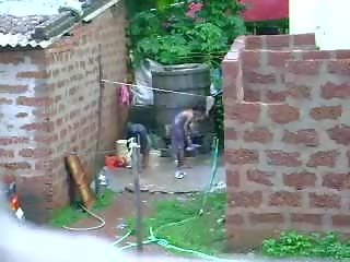 Гледайте това две елит sri lankan млад дама получаване на баня в на открито
