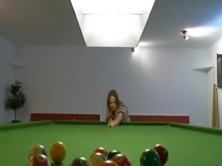 Dva lezzies masturbace na billiard