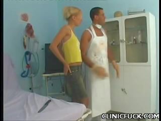 Bjonde hottie gëzon klinikë xxx film