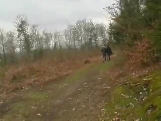 Dark-haired ranskalainen kultaseni saa an vanha keikari peniksen sisään hänen kusipää