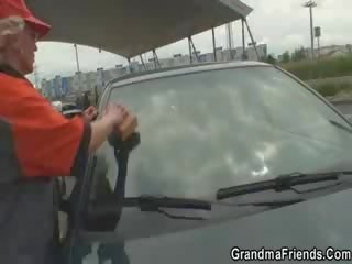 Gas station grand-mère baisée en la pays