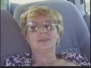 Rubia abuelita patrica consigue follada en la espalda asiento