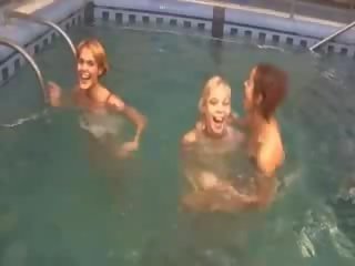 Seksikas lezzies sisse a ujumine bassein